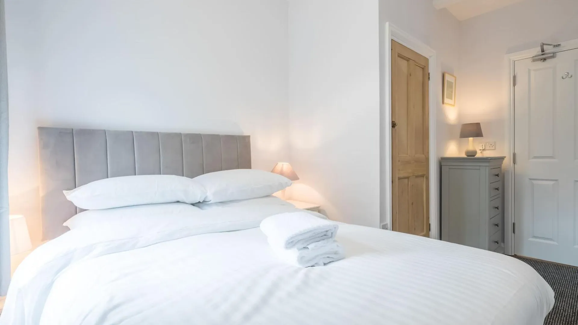Modern 4-Bedroom Detached Home In Central Cambridge With Parking 0*,  Egyesült Királyság