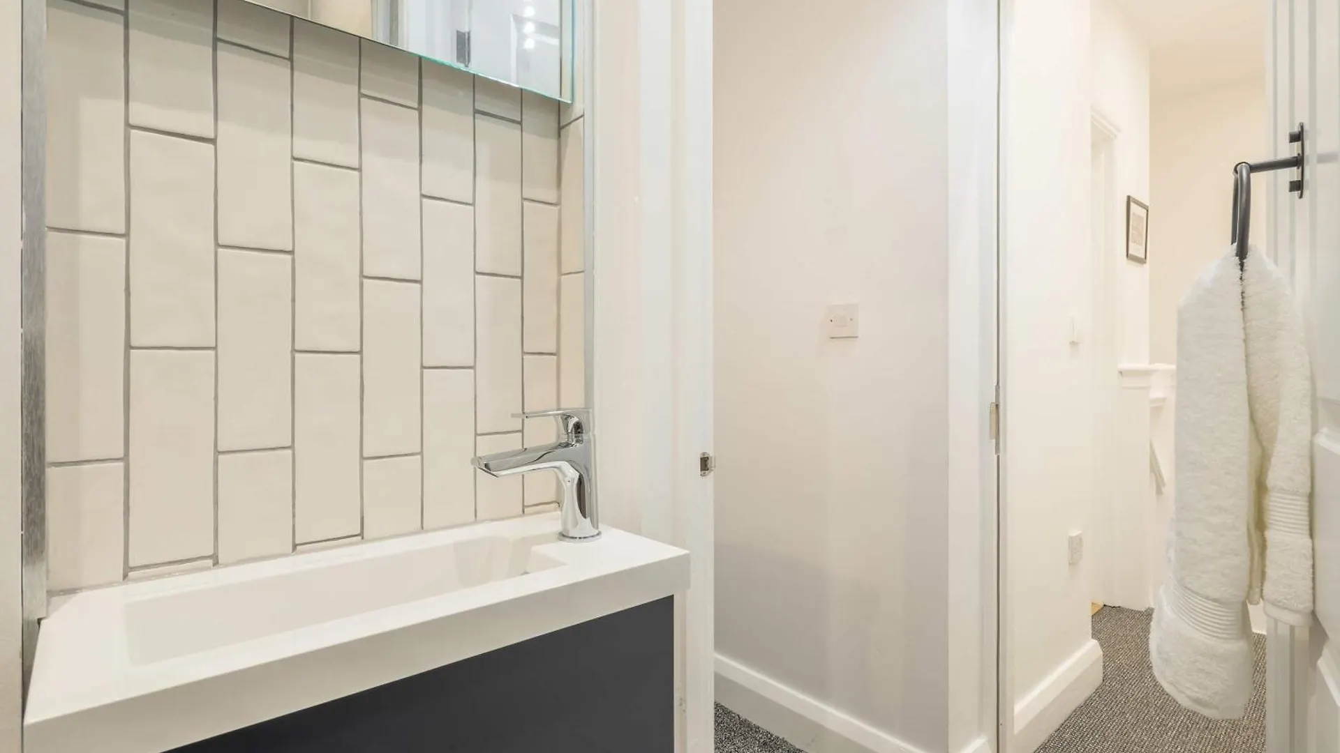 Modern 4-Bedroom Detached Home In Central Cambridge With Parking 0*,
