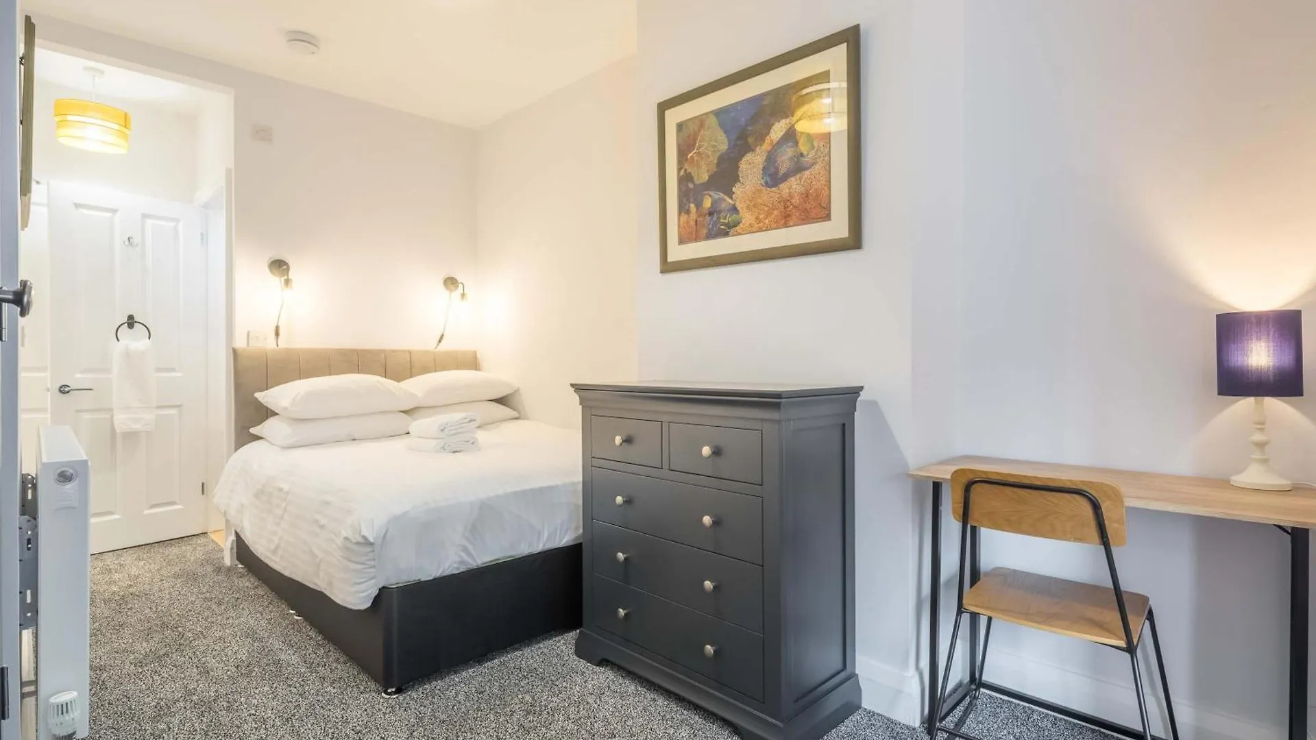Modern 4-Bedroom Detached Home In Central Cambridge With Parking