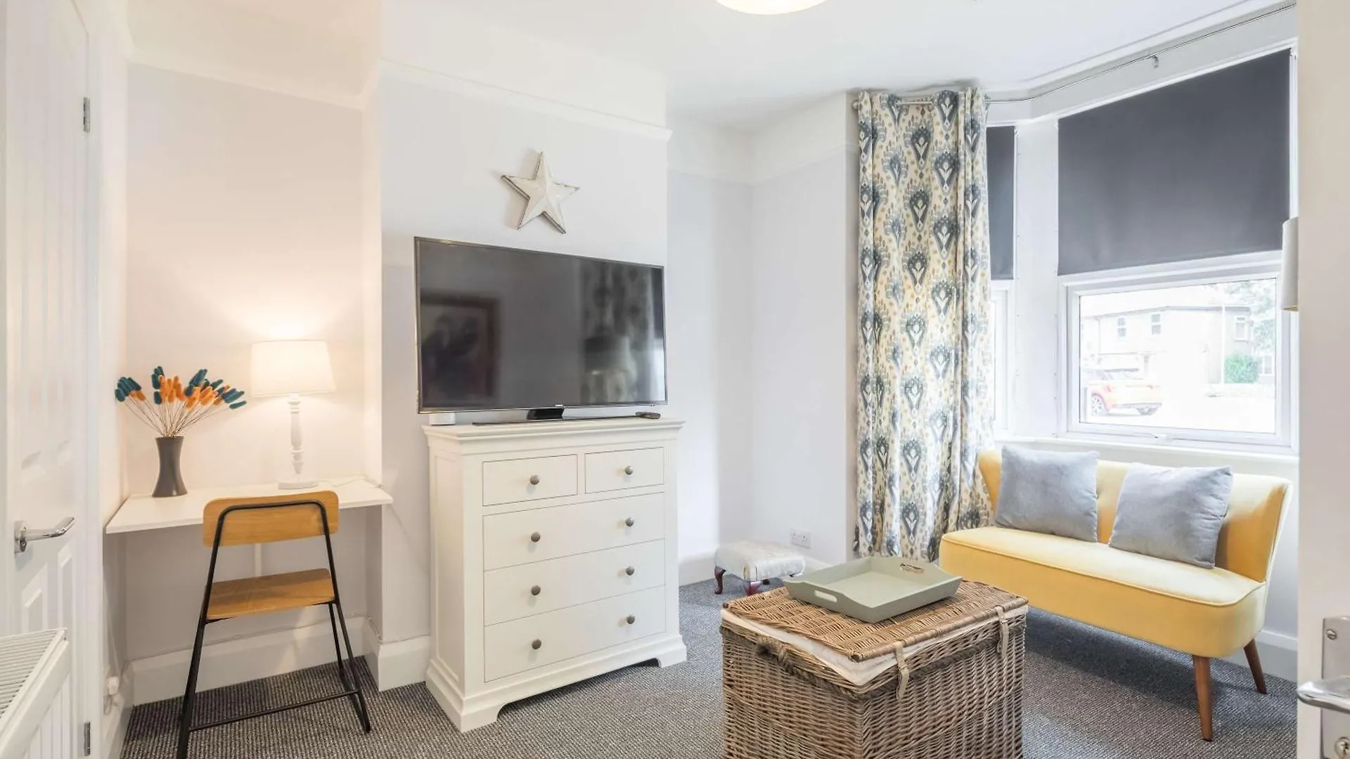 Modern 4-Bedroom Detached Home In Central Cambridge With Parking 0*,
